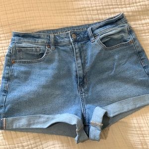 American Eagle Denim Cuffed Mom Shorts Size 10 Cute